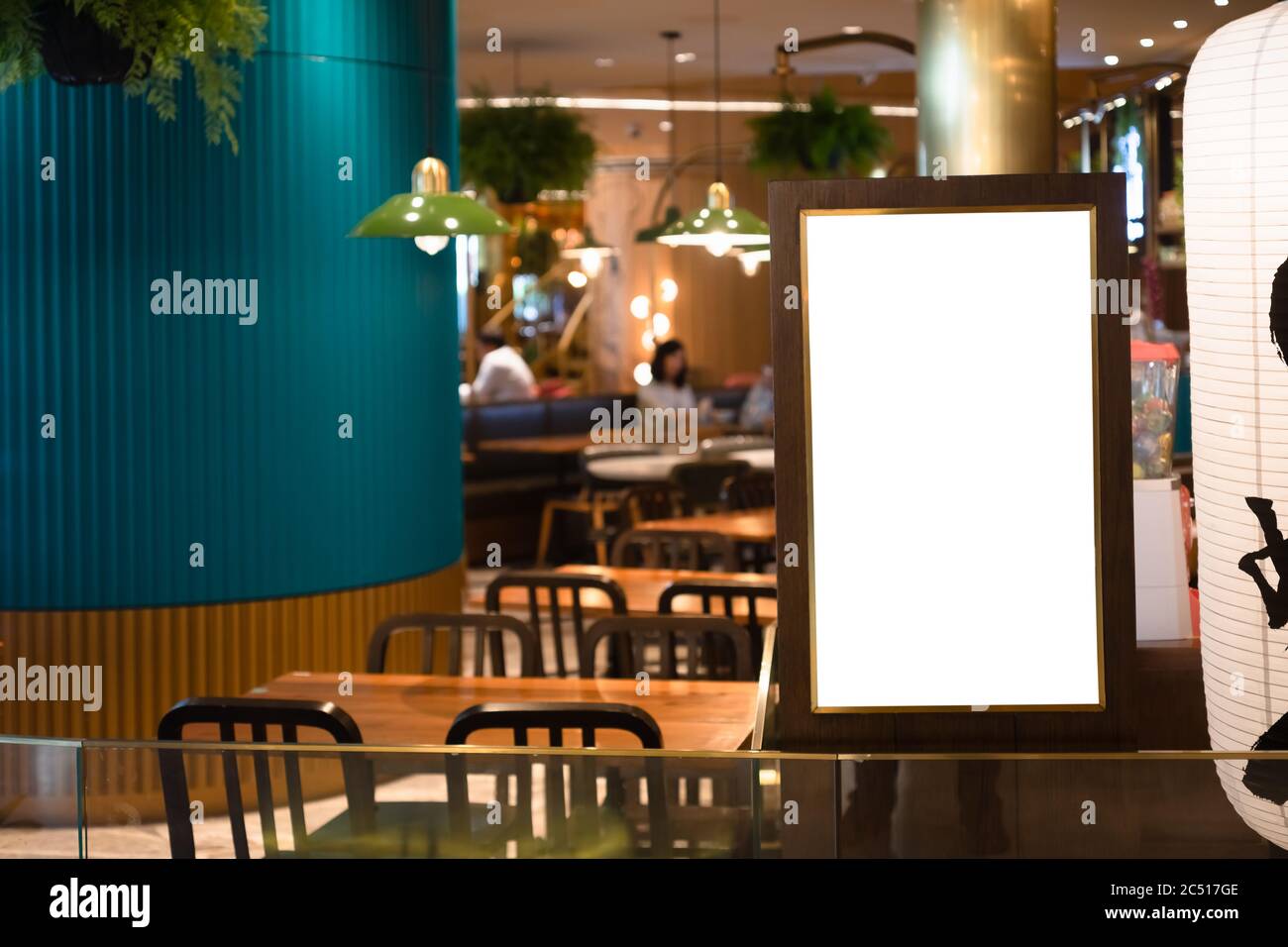 Mockup blank weißen Bildschirm Schild Leuchtkasten vor dem japanischen oder chinesischen Restaurant für Ihre Werbung Text oder Kunstwerk. Stockfoto