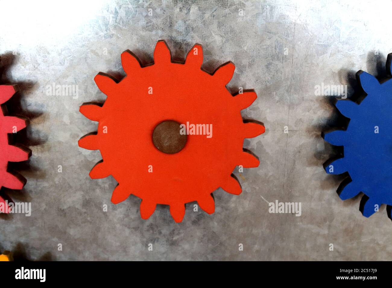 Rotes Zahnrad auf einem Metallbrett für Kinder zum Spielen Stockfoto