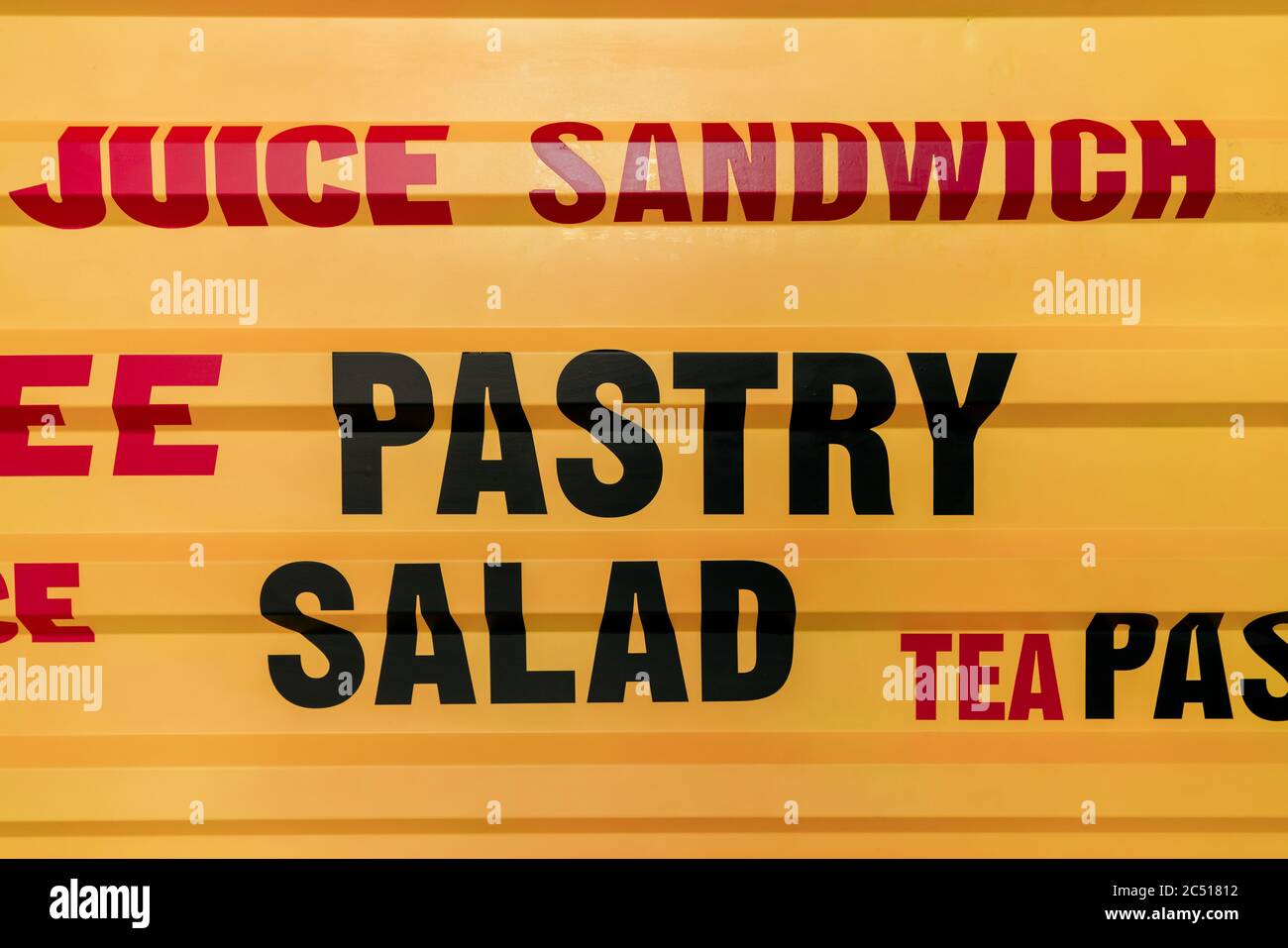 Rolltor oder Wände mit Metall-Material für die Verwendung als Schild und Marketing. Café, Restaurant Hintergrundkonzept Stockfoto