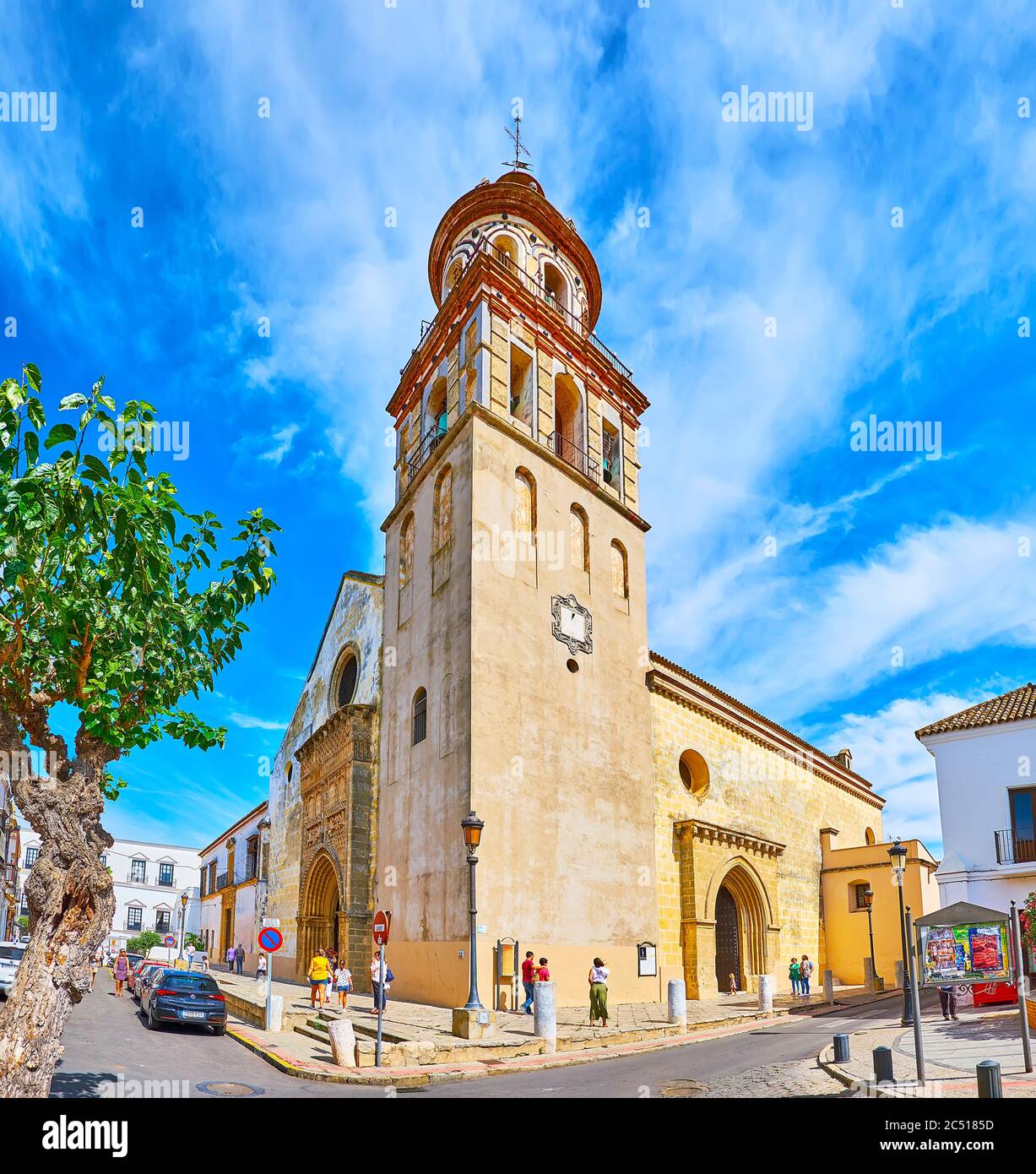 SANLUCAR, SPANIEN - 22. SEPTEMBER 2019: Die Ecke der Pfarrkirche unserer Lieben Frau von O (Nuestra Senora de la O) mit hohem bescheidenen Glockenturm, am 22. September Stockfoto