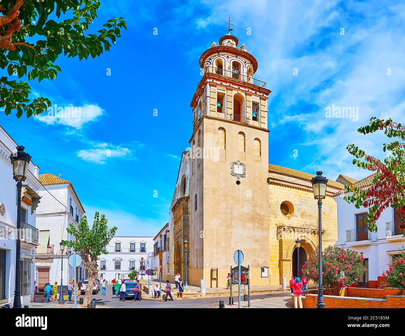 SANLUCAR, SPANIEN - 22. SEPTEMBER 2019: Die Pfarrkirche unserer Lieben Frau von O (Nuestra Senora de la O) ist das wichtigste Wahrzeichen der Plaza Condes de Niebla, Stockfoto