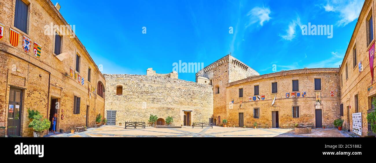 SANLUCAR, SPANIEN - 22. SEPTEMBER 2019: Panorama des mittelalterlichen Castillo de Santiago Schlosshofes mit Museumsgebäuden, Paradeplätzen und Mänteln von ar Stockfoto