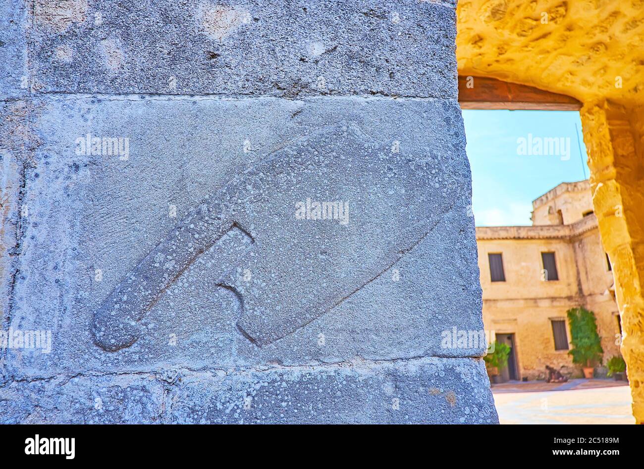 Die mittelalterliche Schnitzerei des Spaltgravins (Wappen), die an der Wand des Schlosses Castillo de Santiago in Sanlucar, Spanien, erhalten ist Stockfoto