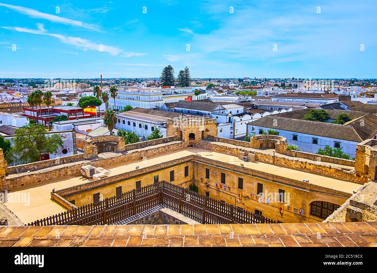 SANLUCAR, SPANIEN - 22. SEPTEMBER 2019: Die obere Ansicht der Stadt vom Turm des Santiago Castle, Beobachtung von Ziegeldächern von Sherry Weingütern und Wohnräumen, auf Stockfoto