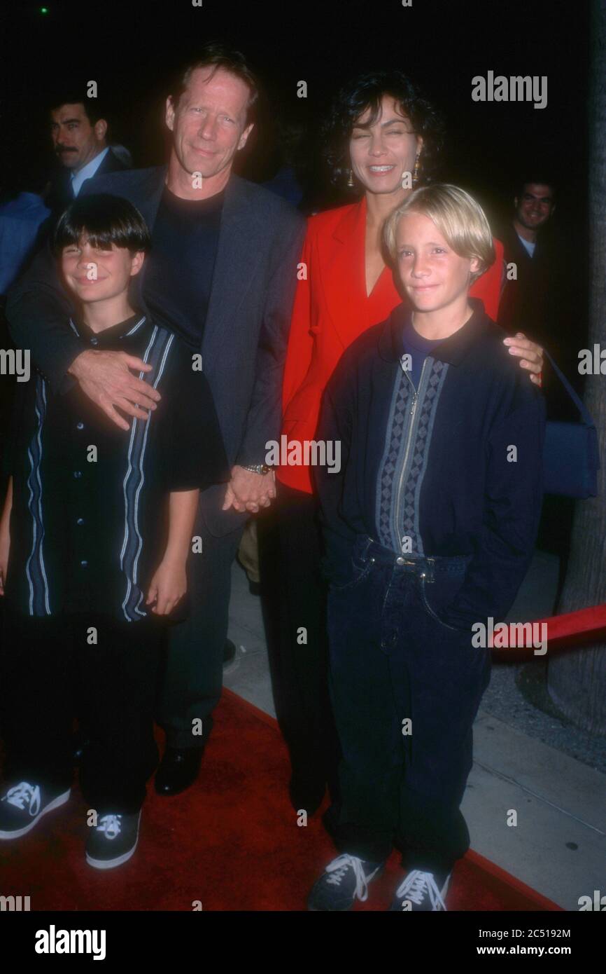 Beverly Hills, Kalifornien, USA 20. November 1995 Schauspieler Peter Strauss, Ehefrau Schauspielerin Rachel Ticotin und Söhne Tristan Strauss und Justin Strauss besuchen Paramount Pictures' 'Nick of Time' Premiere am 20. November 1995 im Samuel Goldwyn Theater in Beverly Hills, Kalifornien, USA. Foto von Barry King/Alamy Stockfoto Stockfoto