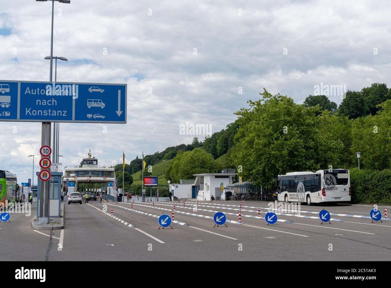 Meersburg, BW - 22. Juni 2020: Autofähre-Verladehafen in Meersburg mit dem Schild 'Autofähre nach Konstanz' in deutscher Sprache im Hafenterminal am See Stockfoto