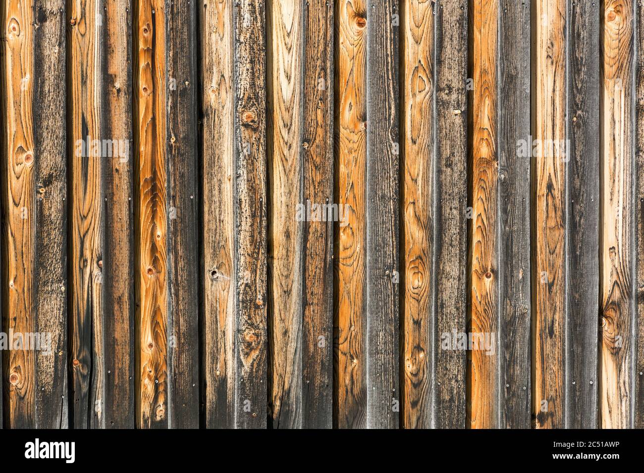 Hintergrund, rustikal, verwittert braun orange und schwarz Holzwand Stockfoto