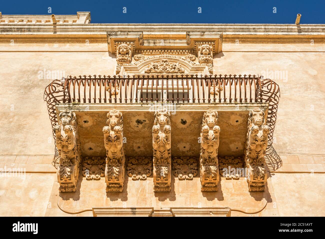 Schöner alter barocker Balkon mit Pferdornamenten in Noto, Sizilien, Italien Stockfoto