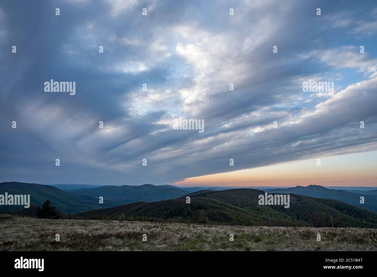 Eine sehr kühle atmosphärische Front, die über den Jasło-Gipfel in den Bieszczady-Bergen führt. Polen, Europa Stockfoto