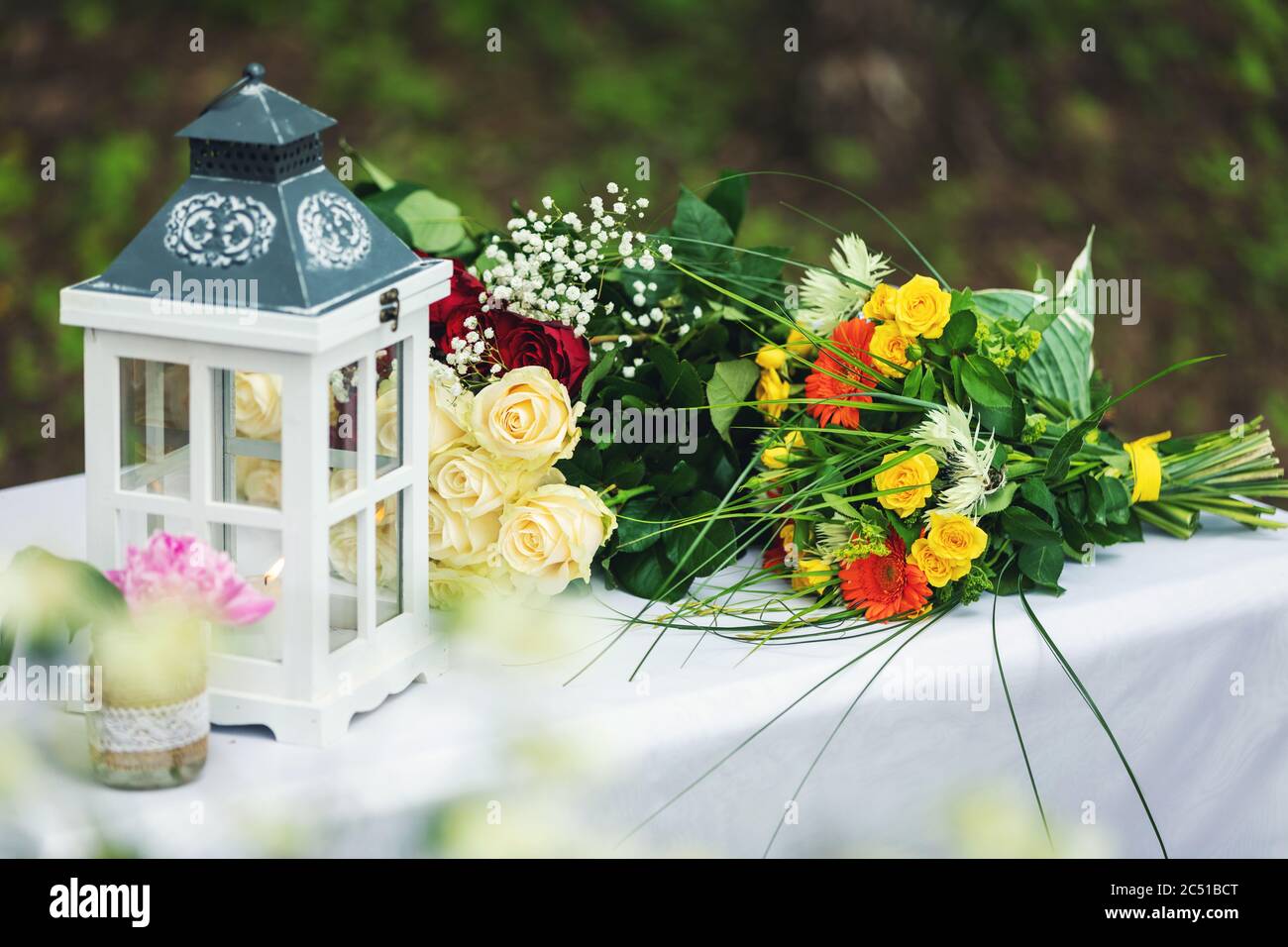 Hochzeitsdekorationen und Blumen auf dem Tisch im Freien Stockfoto
