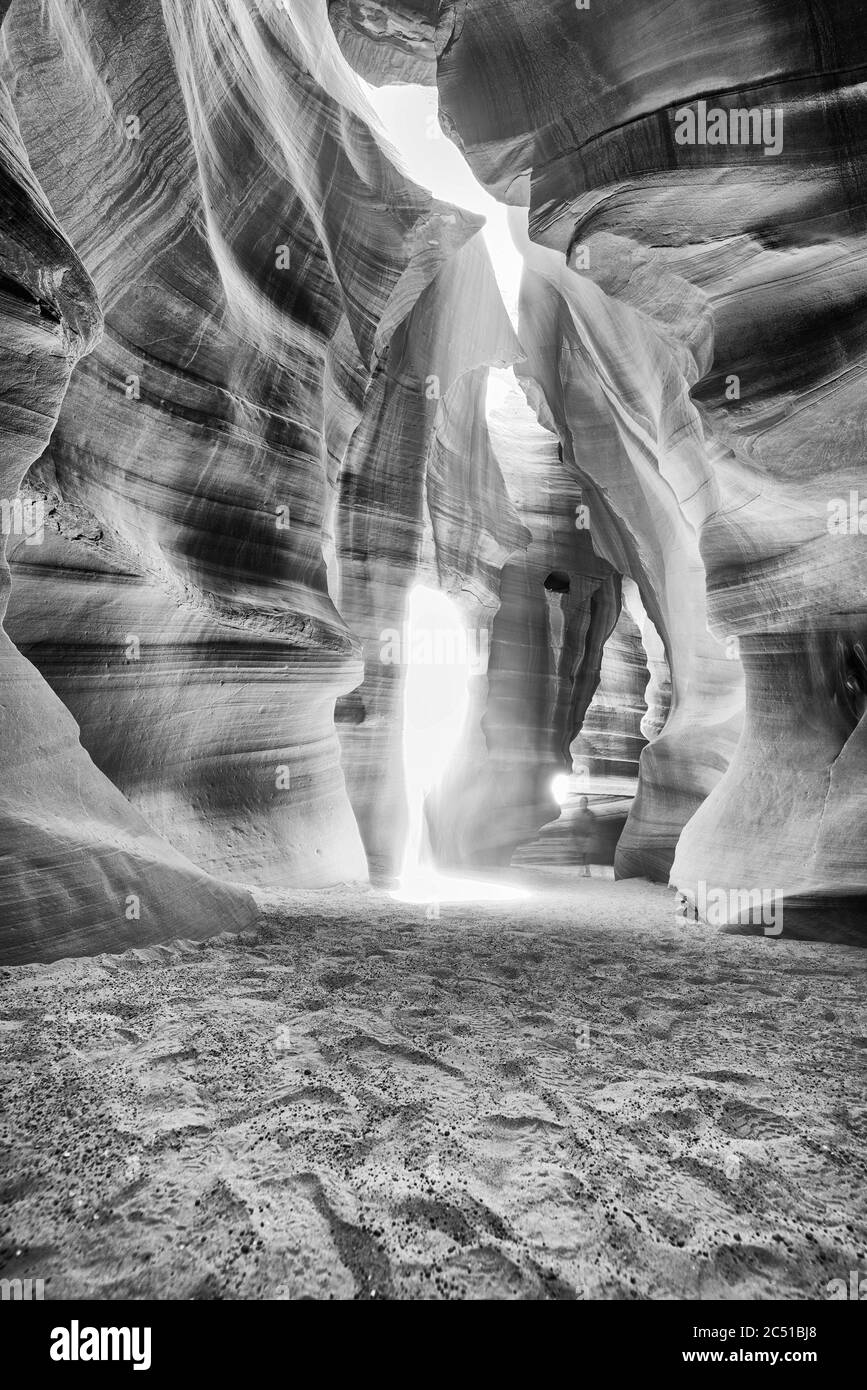 Wunderschöne Weitwinkelansicht von Sandsteinformationen im berühmten Antelope Canyon an einem sonnigen Tag, der Lichtstrahlen filtert, Page, American Southwest, Arizona, USA Stockfoto