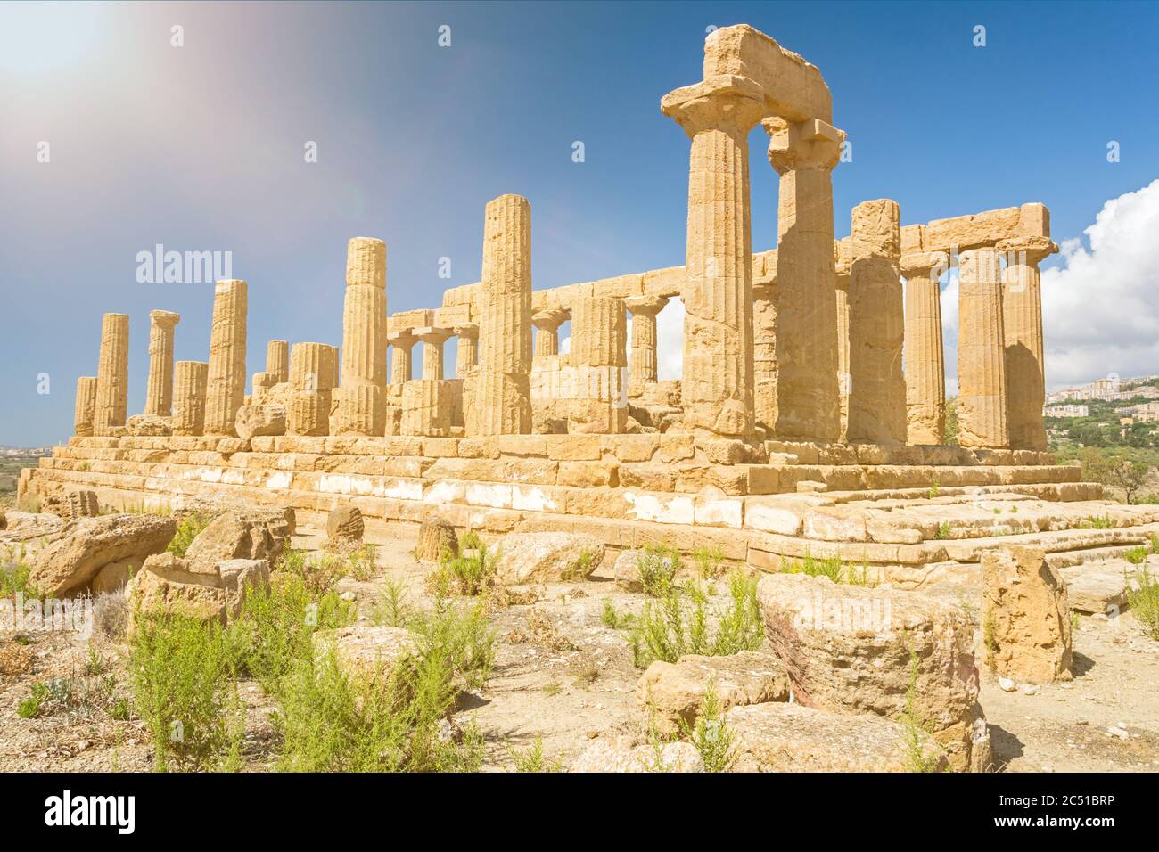 Griechischer Tempel in mediterraner Landschaft in Agrigento, Sizilien, Italien Stockfoto