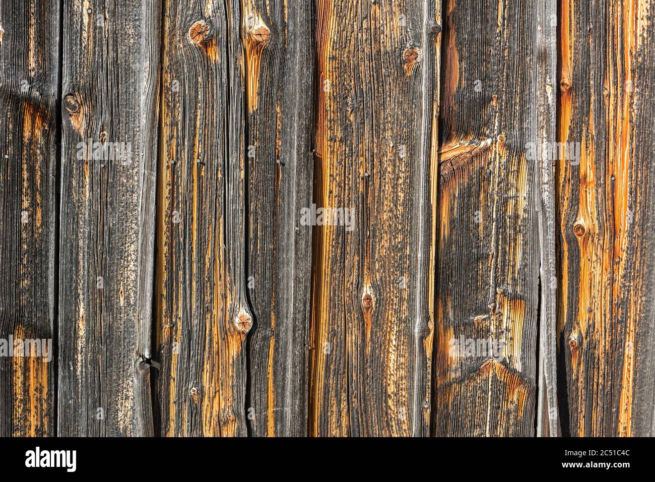 Hintergrund, rustikal verwittert braun Holzwand (horizontal) Stockfoto