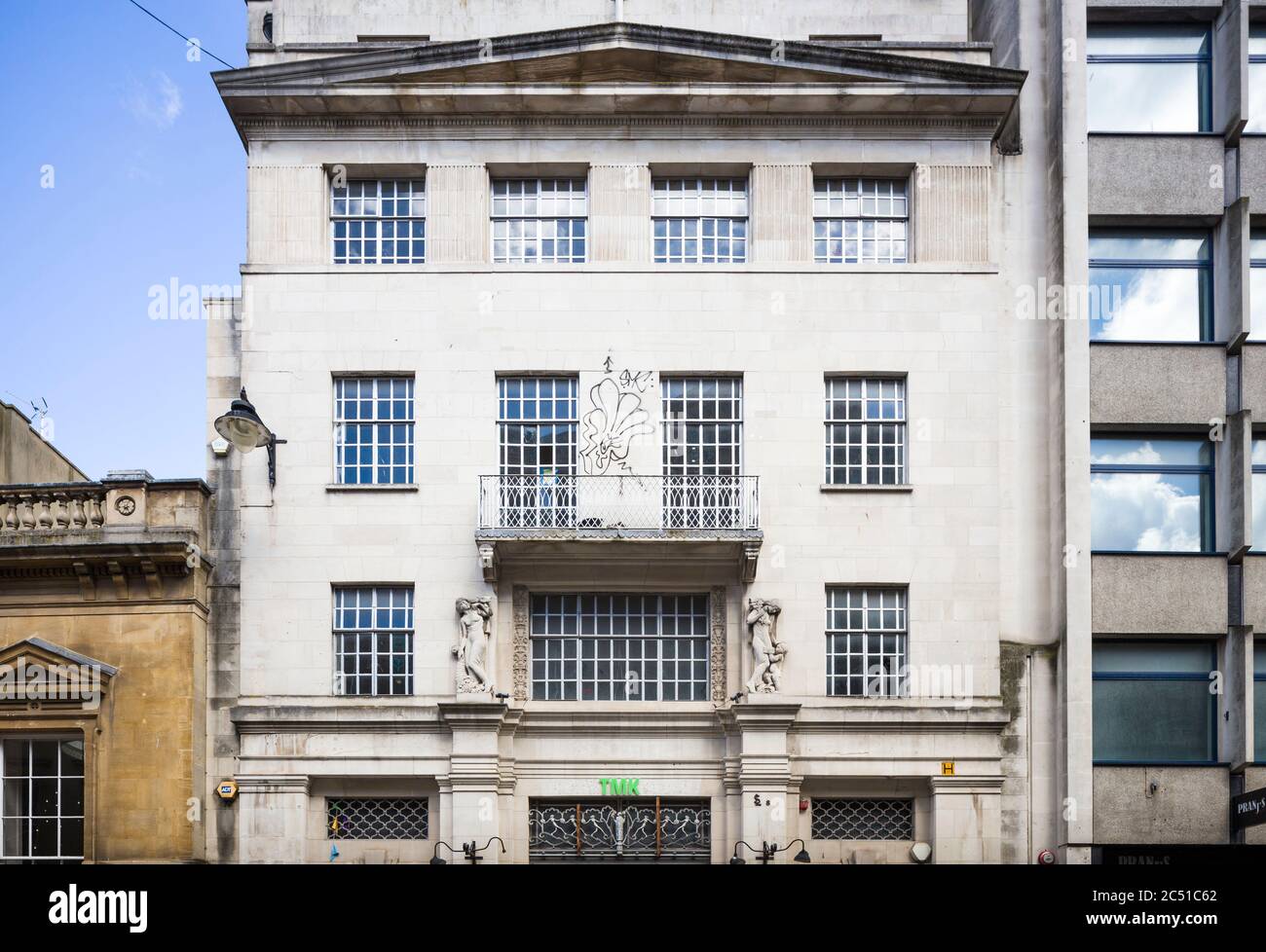 Detail von Friends Provident & Century Life Building, Corn Street, Bristol, von Giles Gilbert Scott, 1931-3, mit skulpturalen Figuren von Hermon Cawthra. Stockfoto