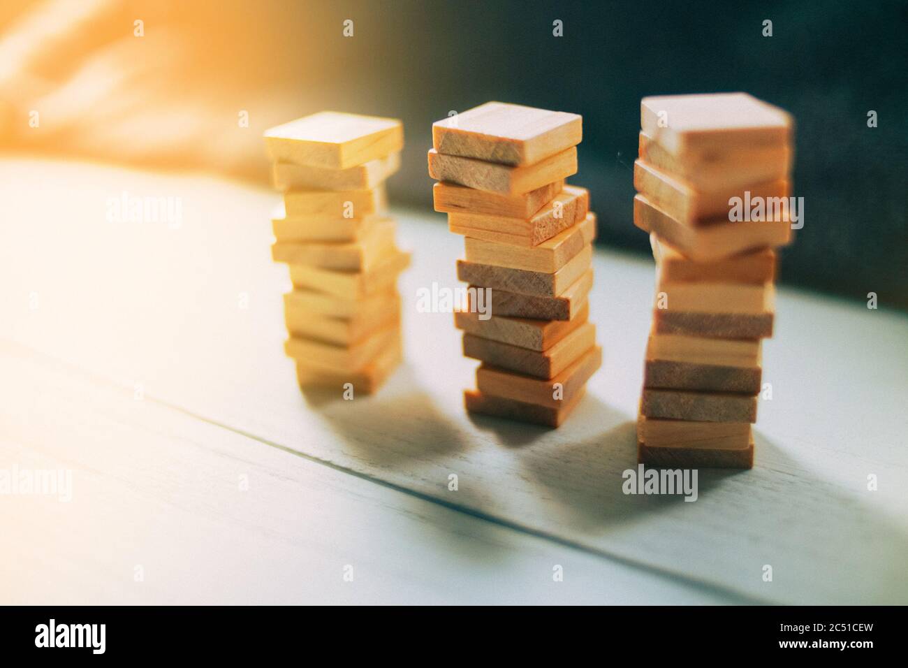 Holzwürfel stapeln sich gegenseitig auf Holz. Vorlage Für Finanzwesen Business Design Stockfoto