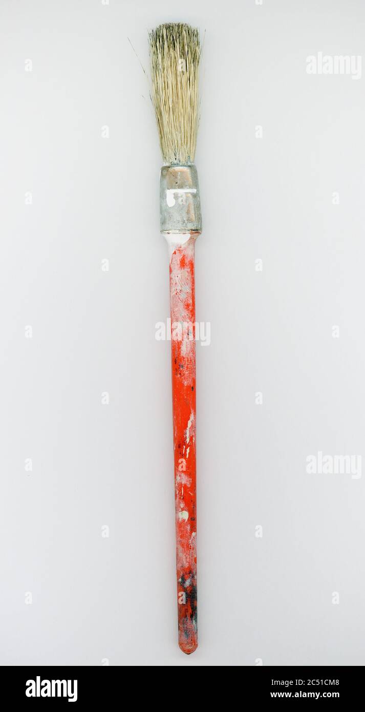 Grunge gebrauchte Pinsel mit Farbflecken Stockfoto