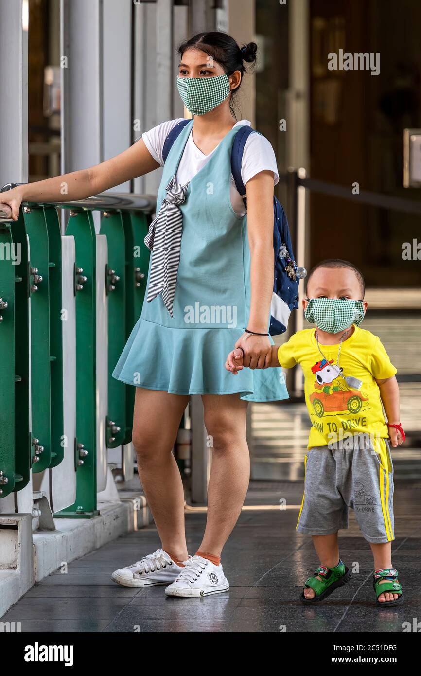 Mutter und Kind mit Gesichtsmaske während der Pandemie 19, Bangkok, Thailand Stockfoto
