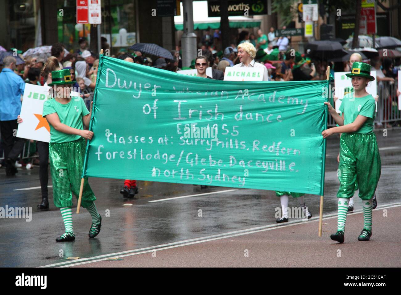 Mitglieder einer irischen Tanzakademie nehmen an der St. Patrick’s Day Parade in Sydney Teil. Stockfoto