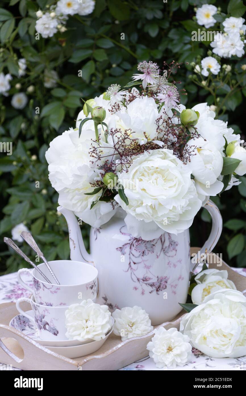 Bouquet von weißen Pfingstrosen Blumen in Vintage-Kaffee kann Stockfoto