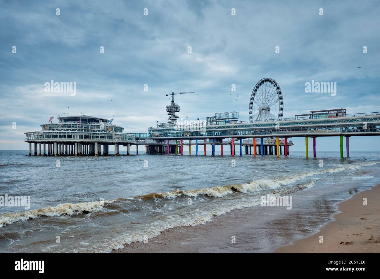 Der Strand am Scheveningen Pier Strandweg in Den Haag mit Riesenrad. Den Haag, Niederlande Stockfoto