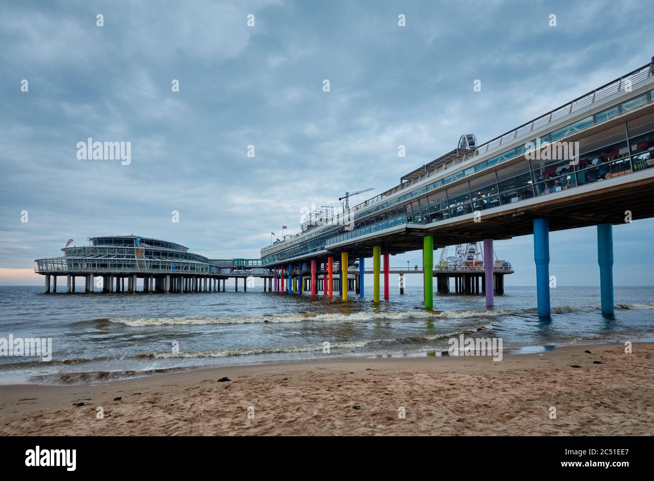 Der Strand am Scheveningen Pier Strandweg in Den Haag mit Riesenrad. Den Haag, Niederlande Stockfoto