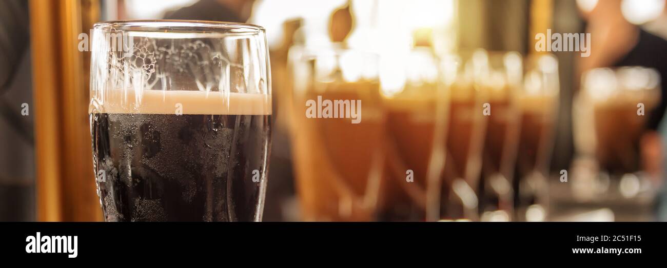 Nahaufnahme von einem Glas Stout Bier in einer Bar Stockfoto