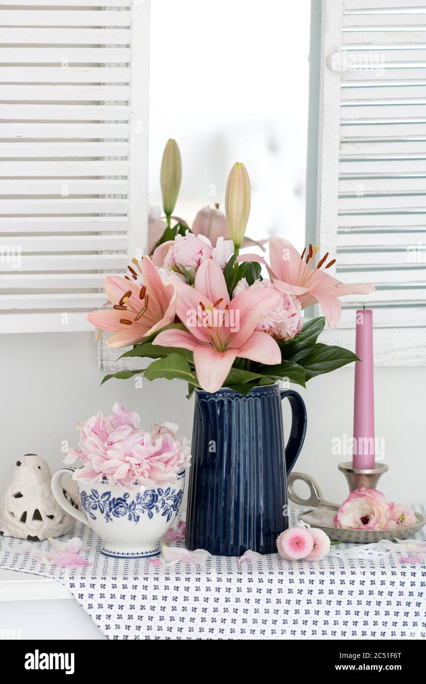 Bouquet von Lilien und Pfingstrosen Blumen in rosa Vase Stockfotografie -  Alamy