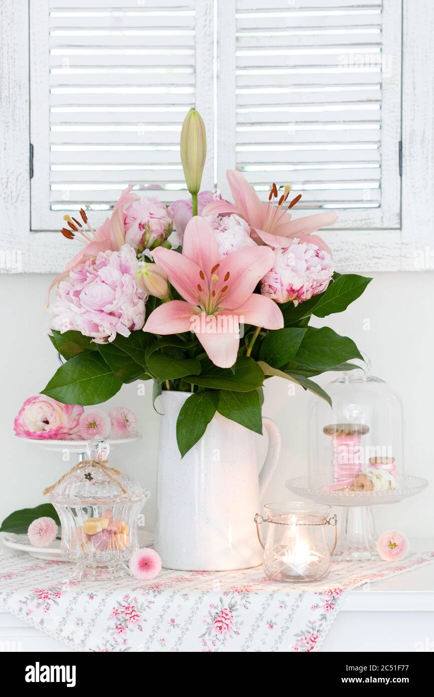 Romantisches Bouquet von Lilien und Pfingstrosen in rosa Vase  Stockfotografie - Alamy