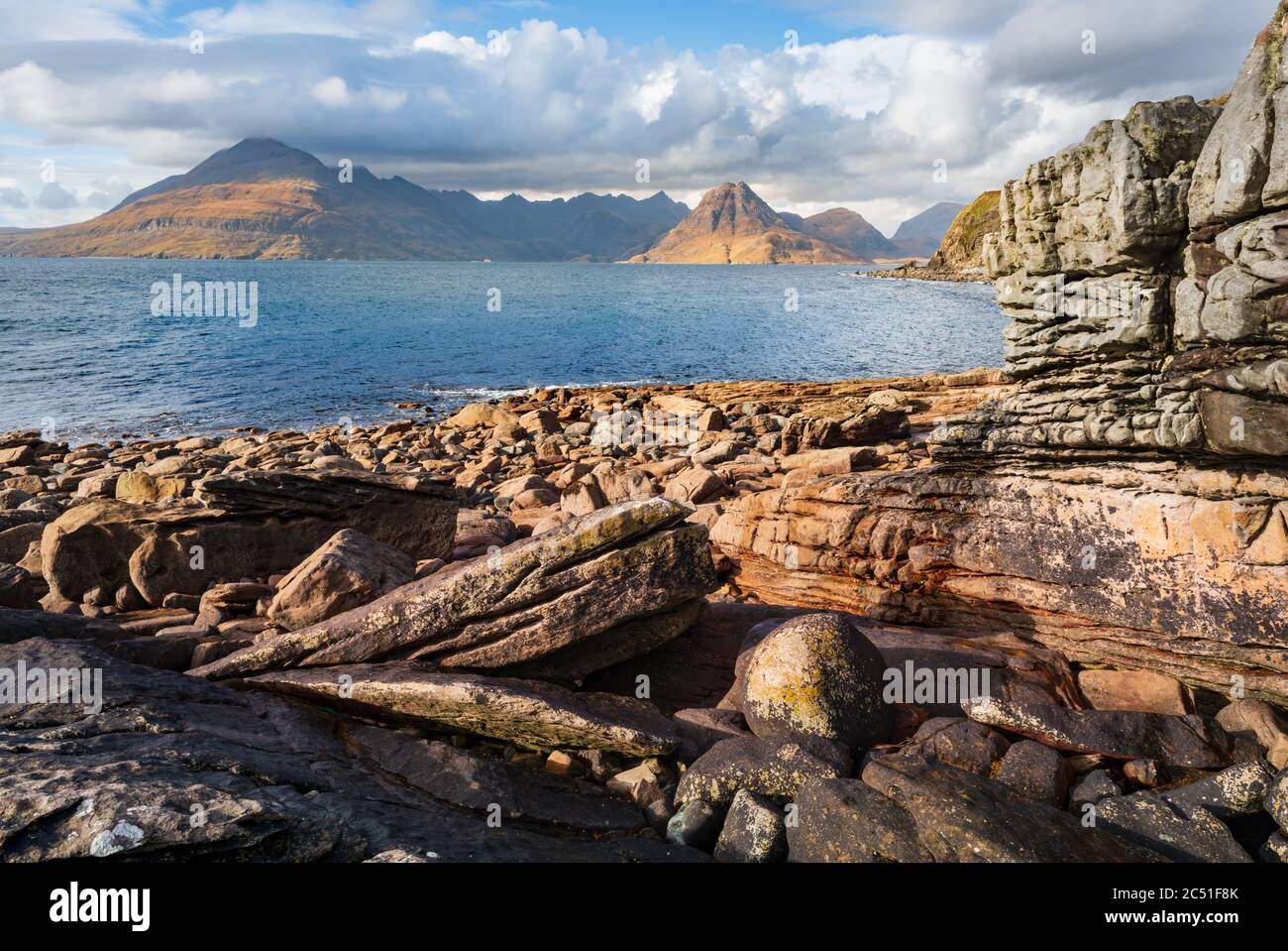 Schottische Landschaft / Meeresblick von Elgol. Die Cuillins über Loch Scavaig auf der Isle of Skye Schottland Stockfoto
