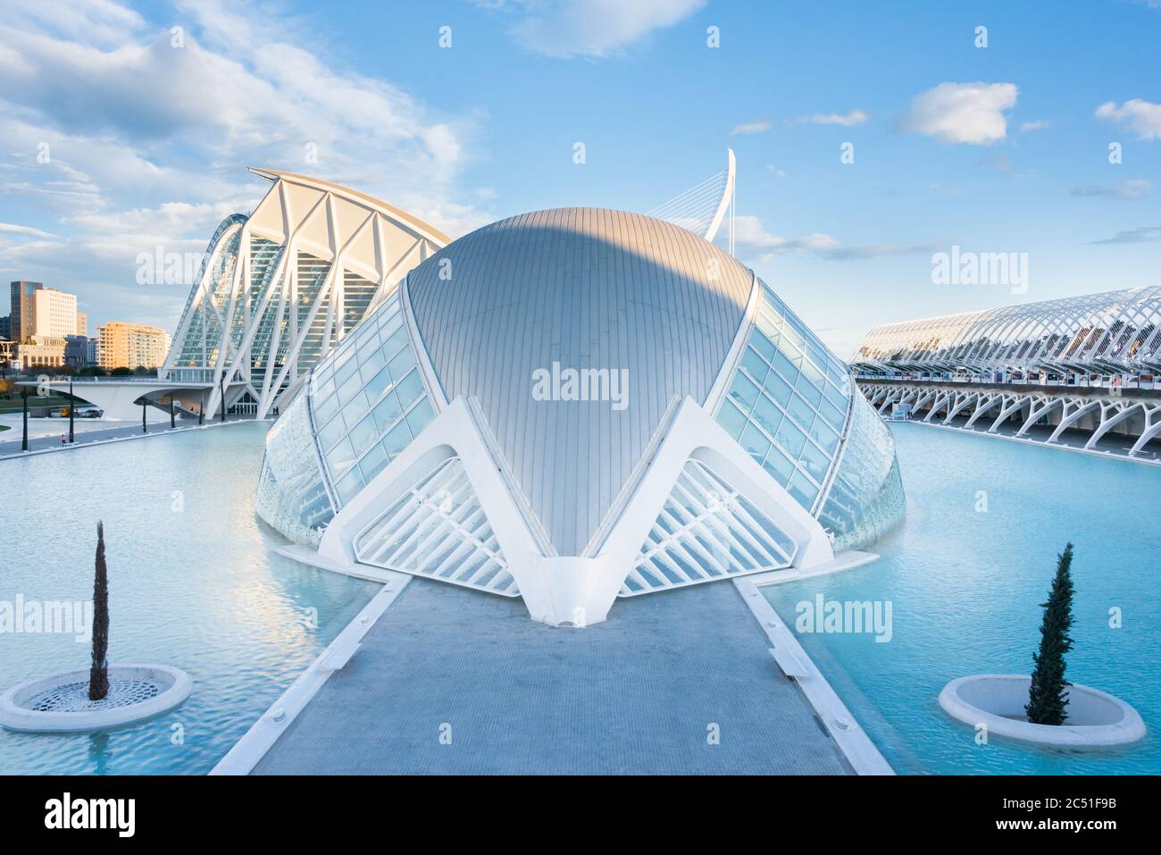 Auffällige moderne Architektur, wie sie in der Gestaltung der Gebäude der Stadt der Künste und Wissenschaft in Valencia Spanien gezeigt wird Stockfoto