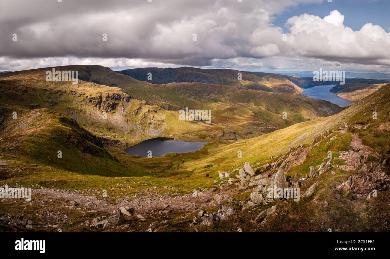 Cumbria Landschaftsansicht von Smallwater Tarn, Mardale und Haweswater Reservoir von harter Fell Stockfoto