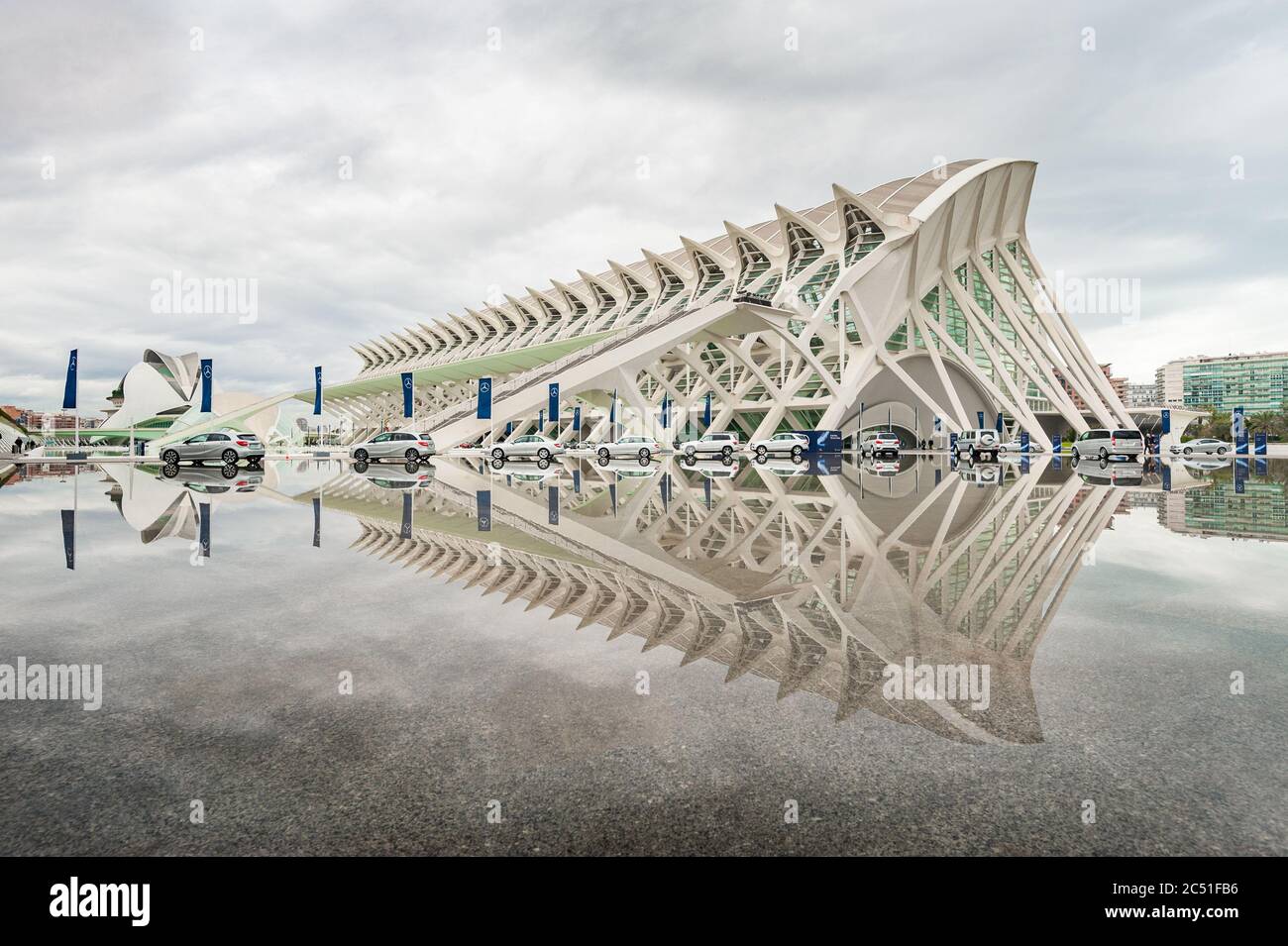 Auffällige moderne Architektur, wie sie in der Gestaltung der Gebäude der Stadt der Künste und Wissenschaft in Valencia Spanien gezeigt wird Stockfoto
