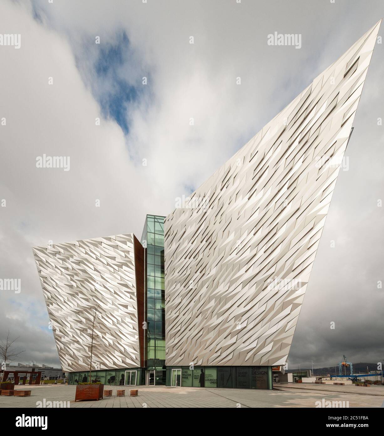 Auffällige moderne Architektur, wie sie im kantigen Design des Titanic Belfast Museumsgebäudes in Nordirland zu sehen ist. Stockfoto