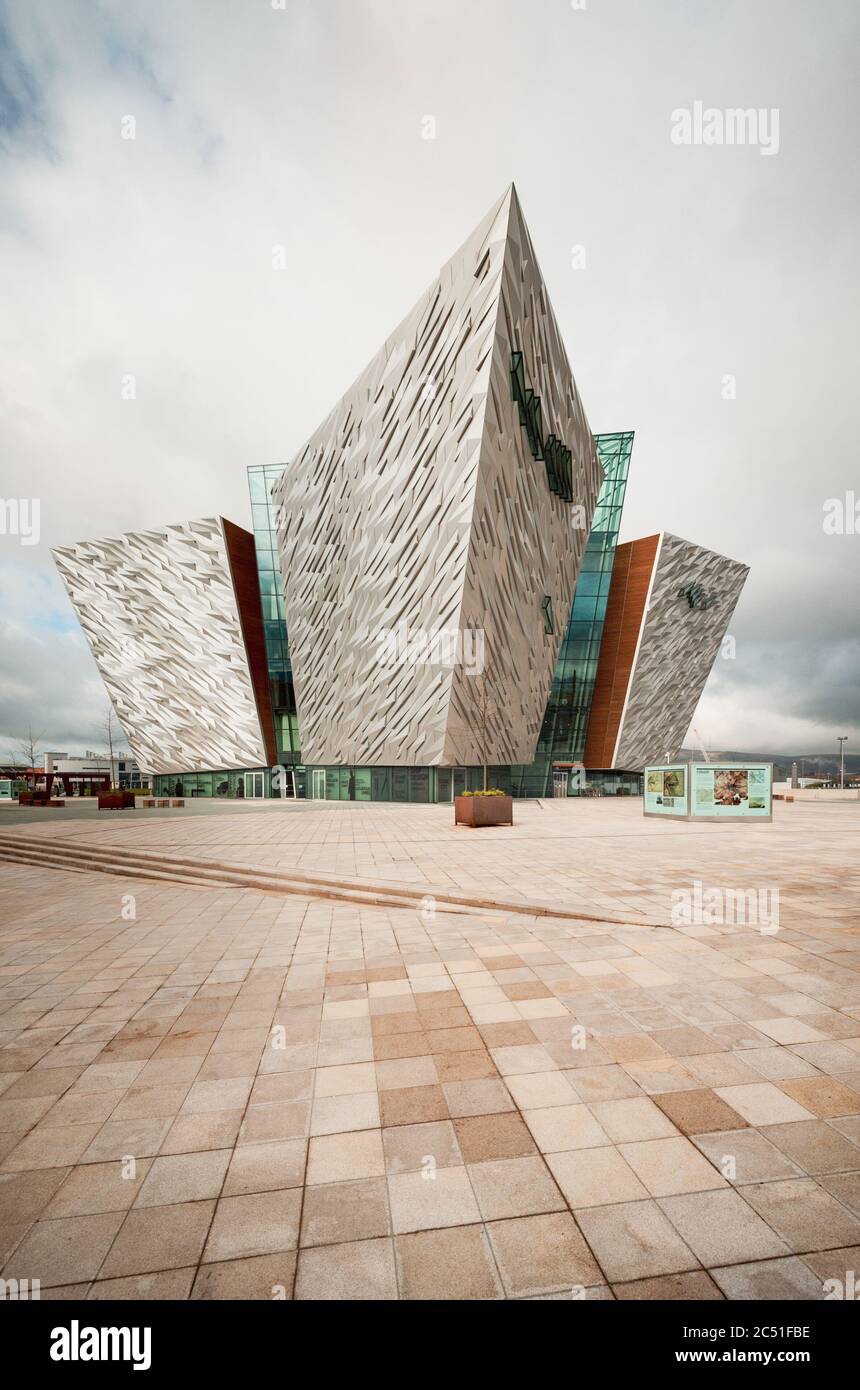 Auffällige moderne Architektur, wie sie im kantigen Design des Titanic Belfast Museumsgebäudes in Nordirland zu sehen ist. Stockfoto