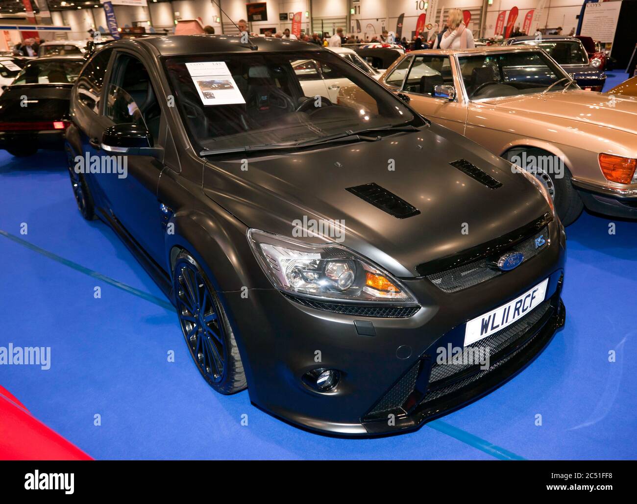 Drei Viertel Vorderansicht eines 2011, Ford Focus RS500, ausgestellt im Coys Auction Bereich der London Classic Car Show 2019 Stockfoto