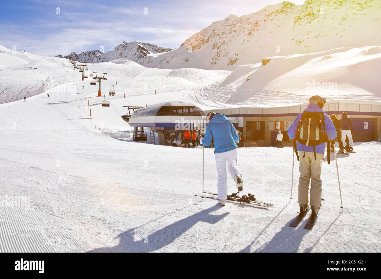 Menschen, die sich im Winter auf einen Skilift in einem Skigebiet vorbereiten Stockfoto