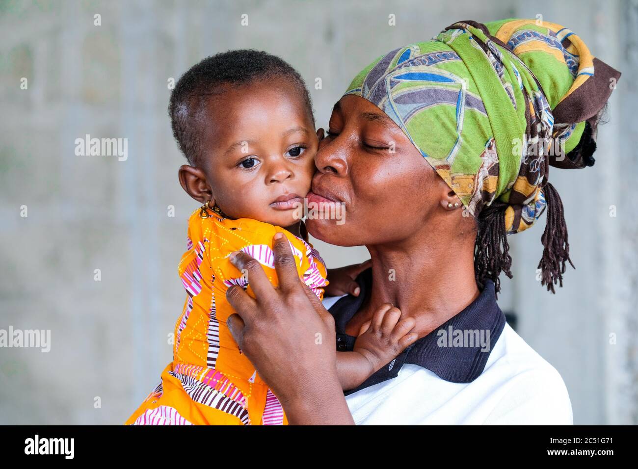 Pflegemutter mit Kind des Waisenhauses Nazarehth Home for God´s Children in Sang / Ghana Stockfoto
