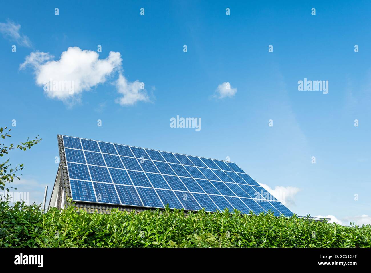 Haus mit Solarzellen auf dem Dach an einem hellen sonnigen Tag Stockfoto