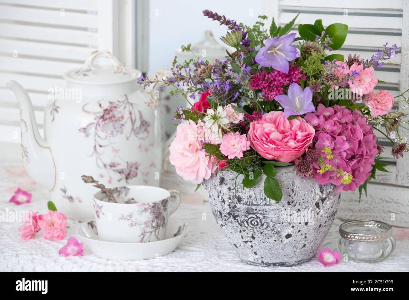 Vintage Dekoration mit Blumenstrauß in rosa und Porzellan Stockfoto
