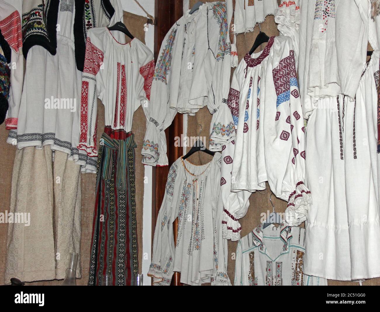 Traditionelle Kleidung und Arbeitsplätze in Rumänien Stockfoto