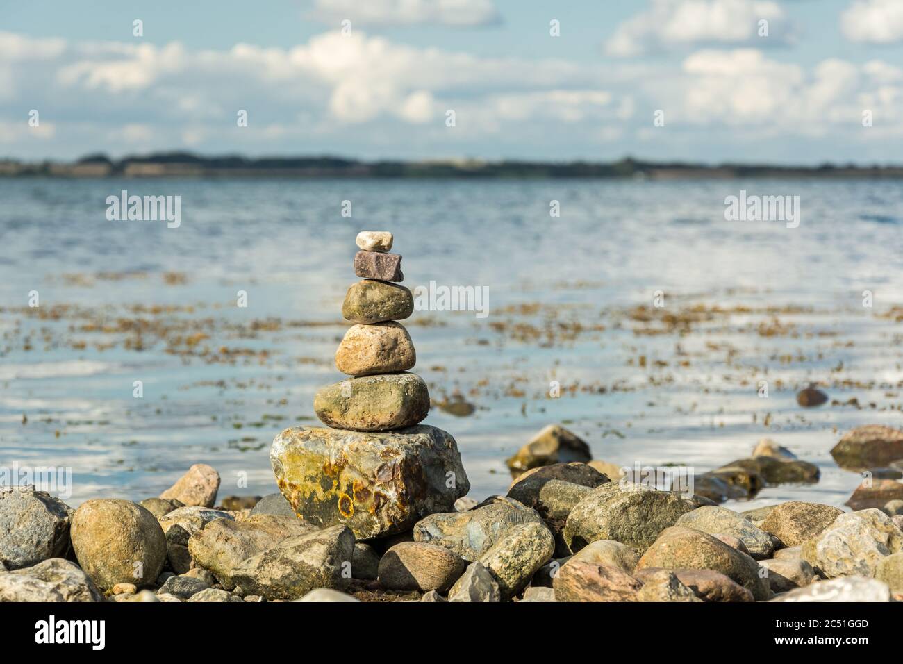 Landschaftlich schöner spiritueller Steinturm an der Küste Stockfoto
