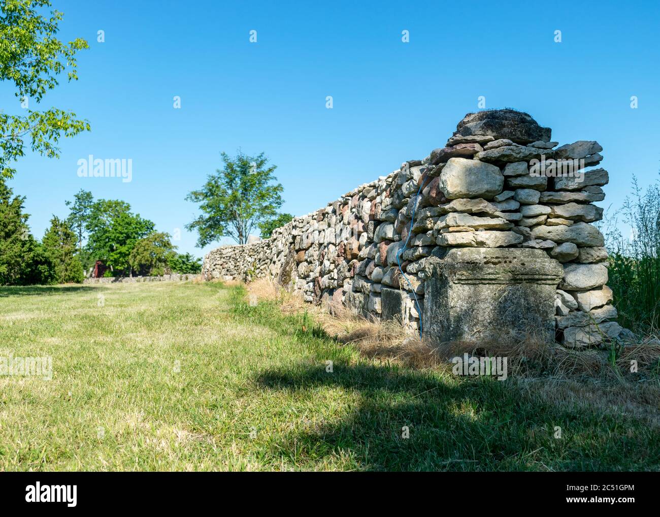 Landschaft mit einem niedrigen Steinzaun auf der Insel Saaremaa, Estland Stockfoto
