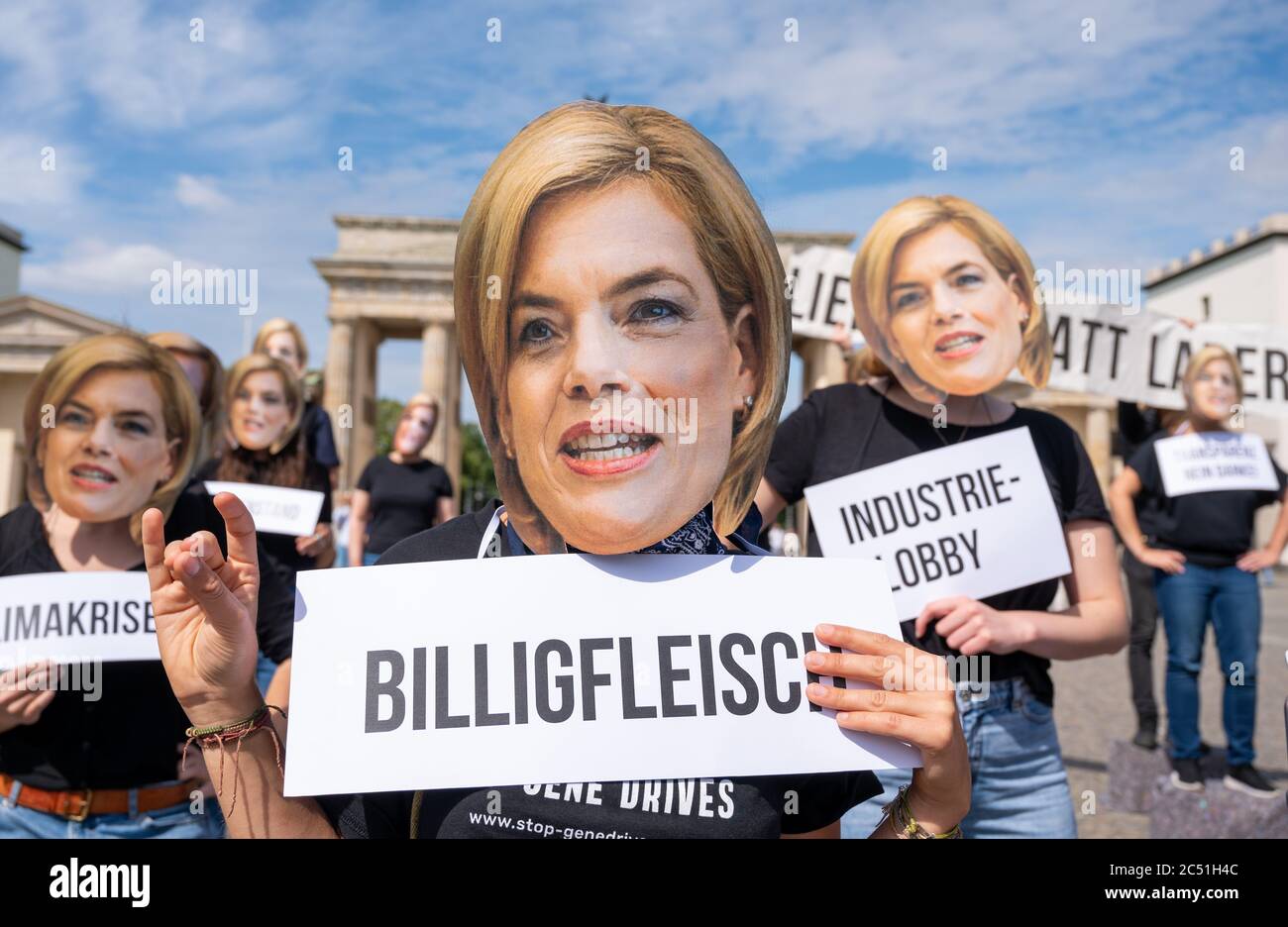 Berlin, Deutschland. Juni 2020. Anlässlich des Protestes des Bündnisses "Wir haben genug" zum Auftakt der deutschen EU-Ratspräsidentschaft stehen Demonstranten mit Masken des Bundesministers für Ernährung, Landwirtschaft und Verbraucherschutz Klöckner vor dem Brandenburger Tor und demonstrieren gegen die Agrarpolitik der Bundesregierung. Quelle: Christophe Gateau/dpa/Alamy Live News Stockfoto