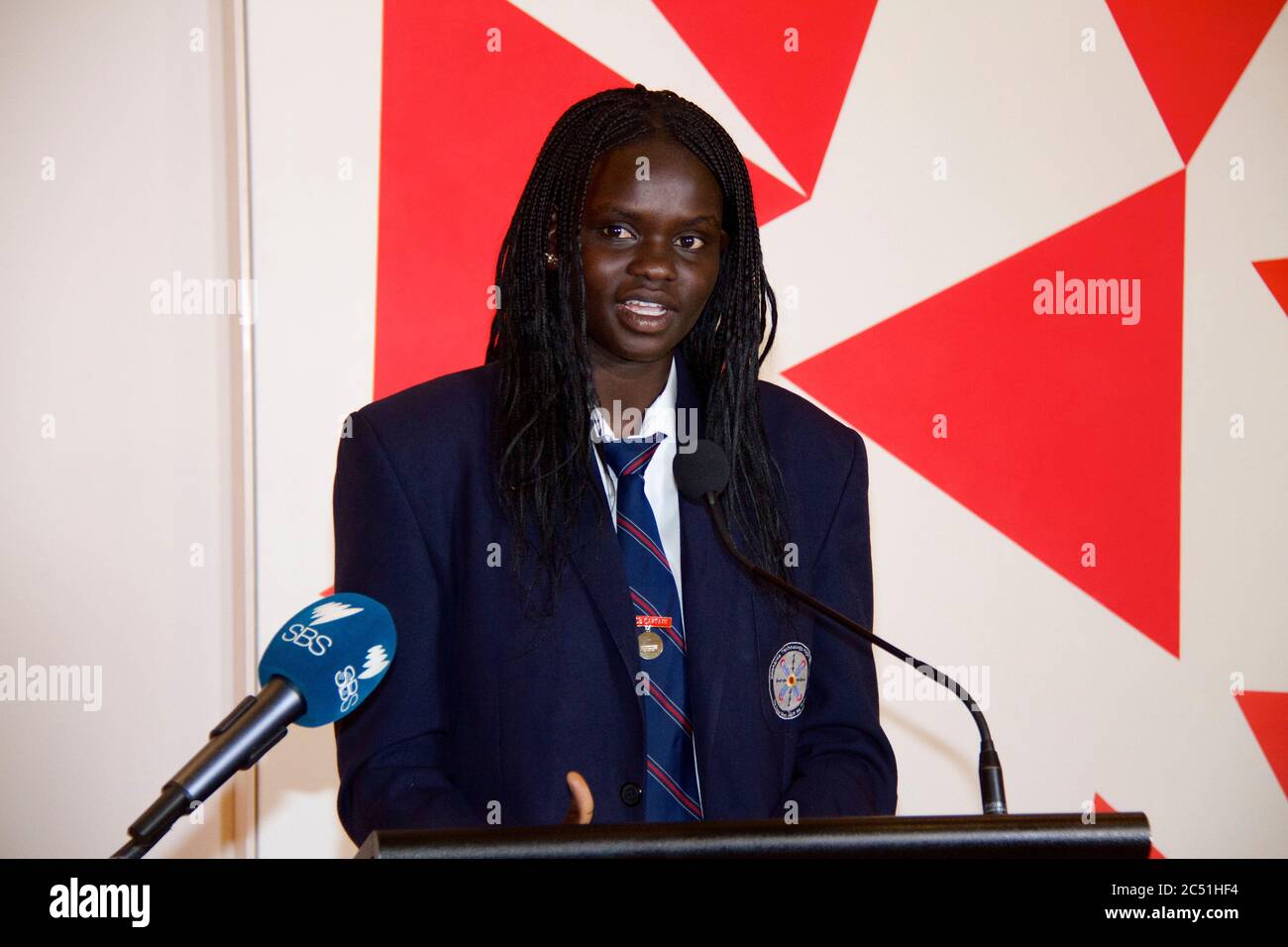 Doonside Technology High School Vice Captain, Ateny Lual Majok, spricht beim Start des State Street Learning for Life Bildungsprogramm an der Ar Stockfoto