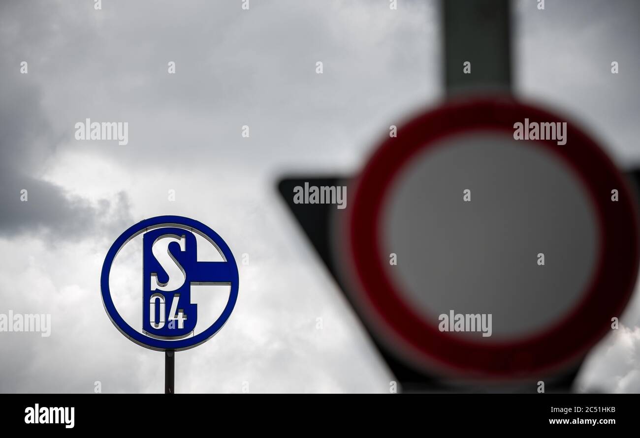 Gelsenkirchen, Deutschland. Juni 2020. Das Logo des FC Schalke 04 befindet sich auf dem Dach des Büros, im Vordergrund ist ein Schild mit dem Schriftzug "No Entry" zu sehen. Nach Angaben des Handelsblatts soll der FC Schalke 04 öffentliche Unterstützung erhalten. Die Landesregierung Nordrhein-Westfalen hat noch keine Entscheidung über eine Garantie für den FC Schalke 04 getroffen. Quelle: Fabian Strauch/dpa/Alamy Live News Stockfoto