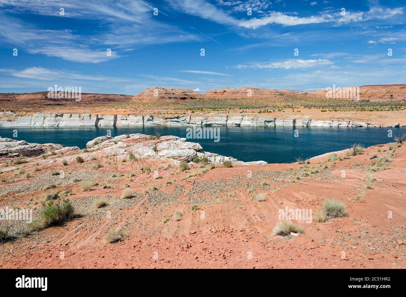 Schrumpfender Wasserspeicher in der trockenen, roten Wüste Stockfoto