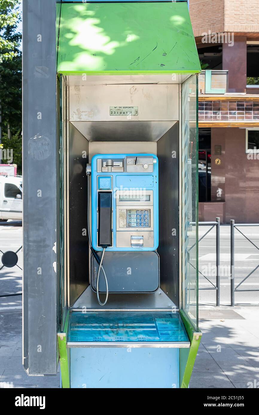 Jaen, Spanien - 18. Juni 2020: Öffentlicher Telefonkiosk entlang einer Straße im Stadtzentrum. Eines der alten und nutzlosen öffentlichen Handys, die in öffentlichen Wegen in S bleibt Stockfoto