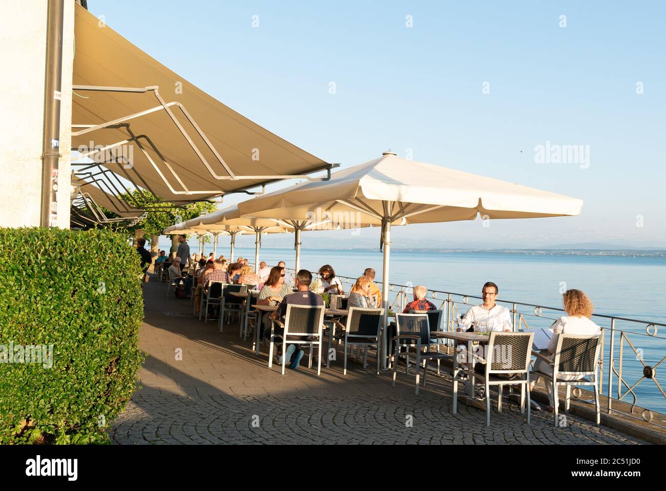 Meersburg, BW - 23. Juni 2020: Touristen genießen einen schönen Sommerabend in den Restaurants auf der Seestadt Meersburg Stockfoto