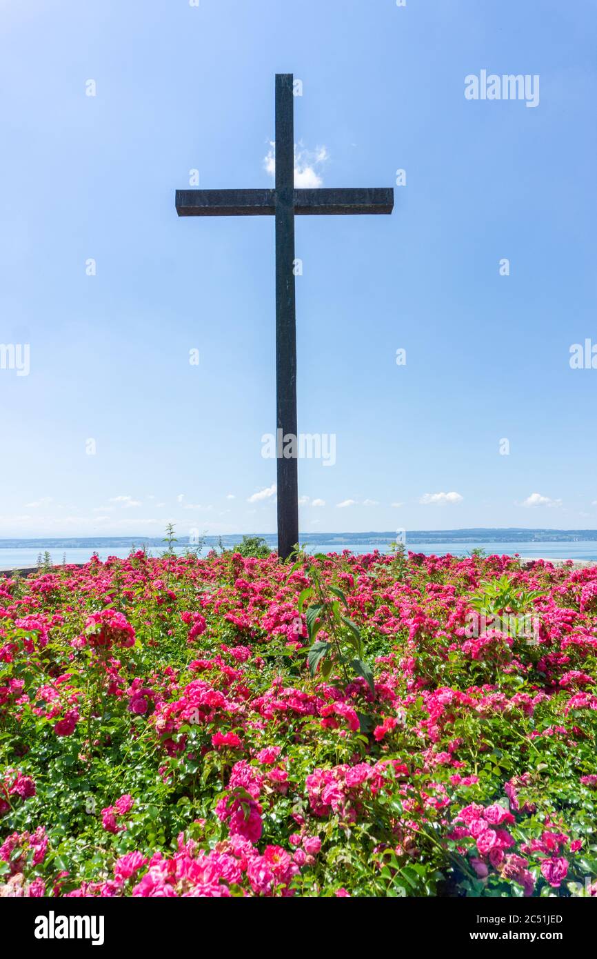 Hagnau, BW - 23. Juni 2020: Historisches Kreuzdenkmal für die gefallenen Soldaten im Zweiten Weltkrieg in Hagnau am Bodensee Stockfoto