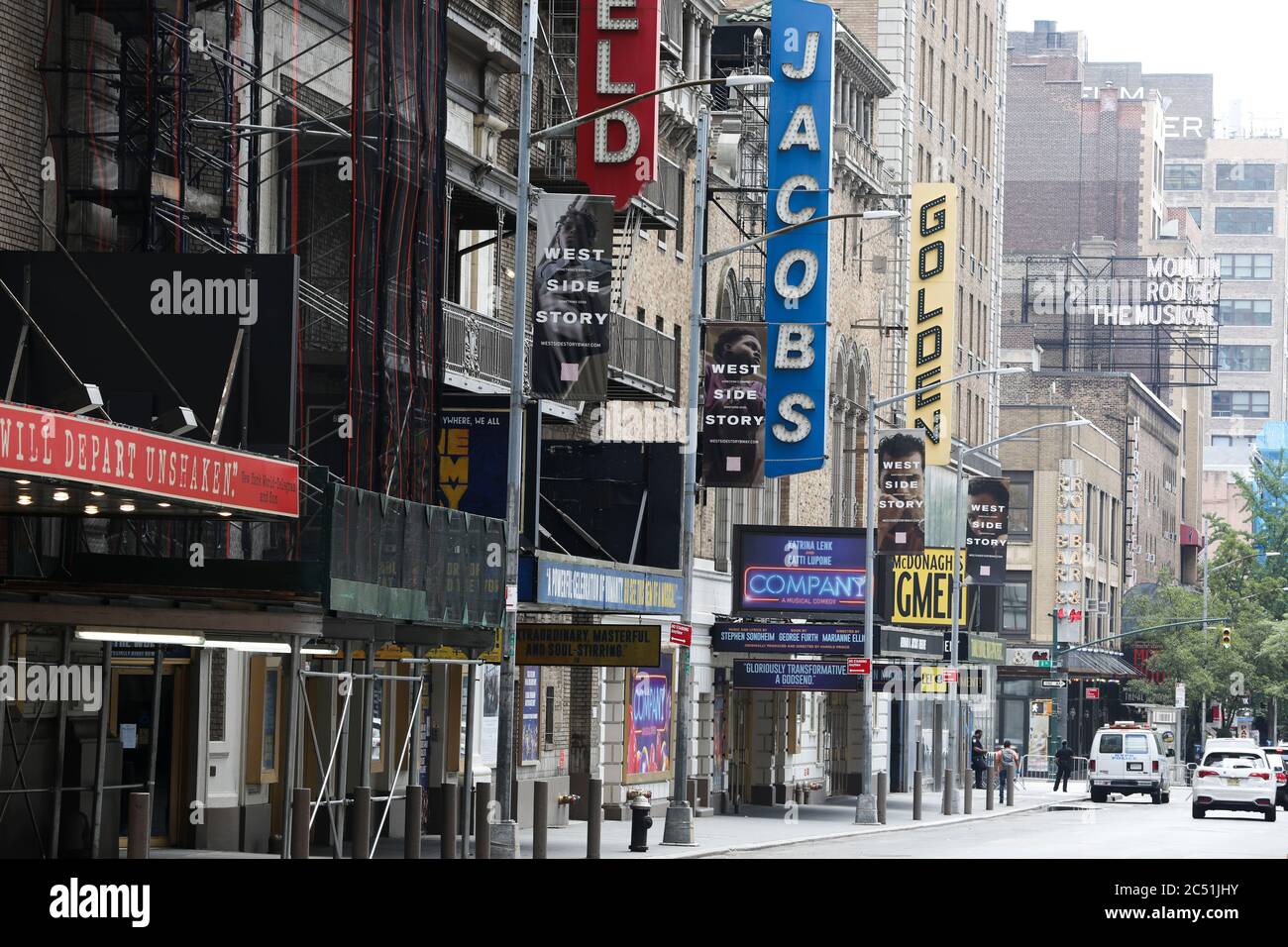 (200630) -- NEW YORK, 30. Juni 2020 (Xinhua) -- das Foto vom 29. Juni 2020 zeigt die Broadway-Theater in New York, den Vereinigten Staaten. Die Broadway League kündigte am Montag an, dass Broadway-Auftritte in New York City bis zum Rest des Jahres 2020 wegen COVID-19 ausgesetzt werden. Broadway-Theater bieten jetzt Rückerstattungen und Umschreibungen für Tickets an, die für alle Vorstellungen bis zum 3. Januar 2021 gekauft wurden. Broadway-Aufführungen wurden am 12. März 2020 ausgesetzt. (Xinhua/Wang Ying) Stockfoto